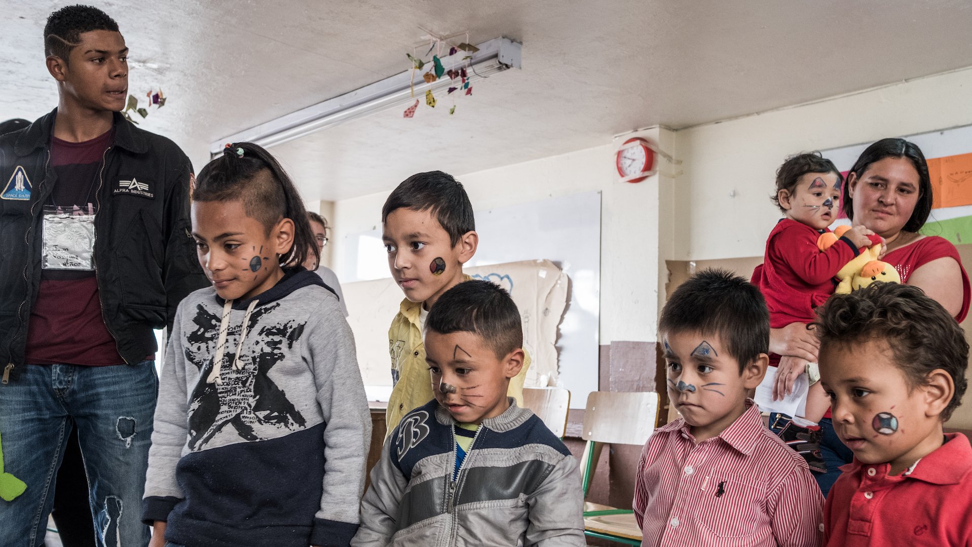 Gevluchte kinderen uit Venezuela in Colombia - schminken spelen War Child