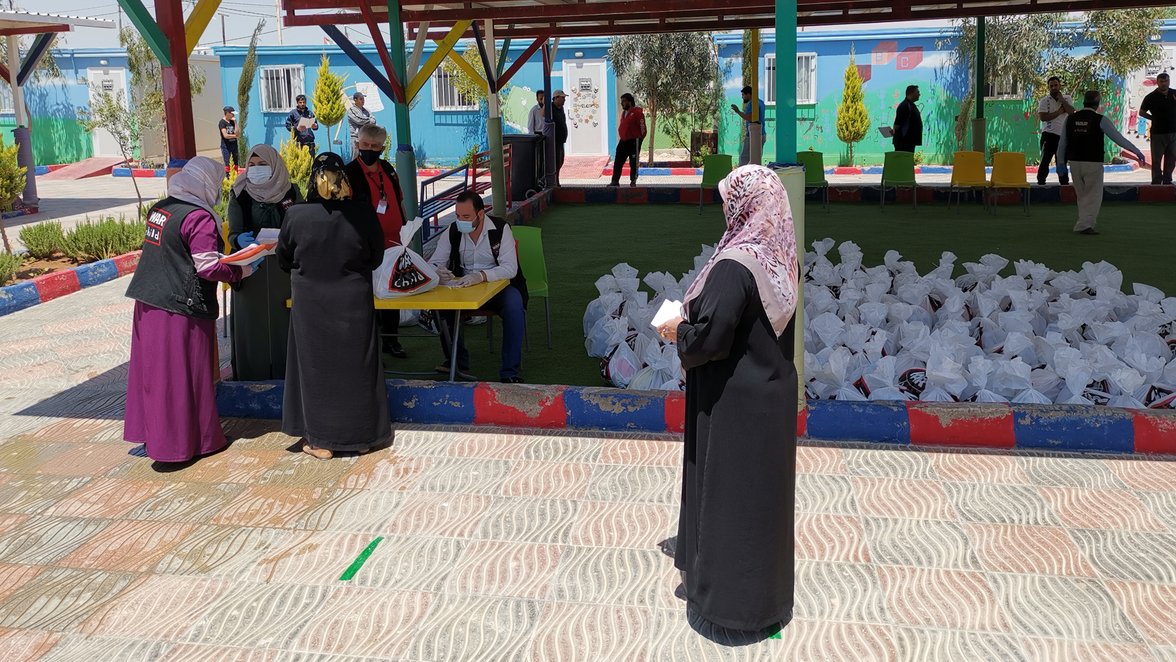 War Child hands out hygiene products in Jordan - Jordanian women standing in line