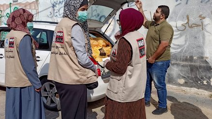 Covid-19 War Child response - handing out psychosocial support kits to families in Gaza