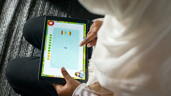 Kinderen in Libanon volgen tablet onderwijs op afstand met Can't Wait to Learn van War Child nu hun scholen zijn gesloten vanwege de corona crisis