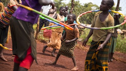 Hoepelende kinderen tijdens TeamUp in Oeganda - War Child