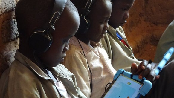 Zuid-Soedanese kinderen krijgen onderwijs op tablets met War Child's Can't Wait to Learn