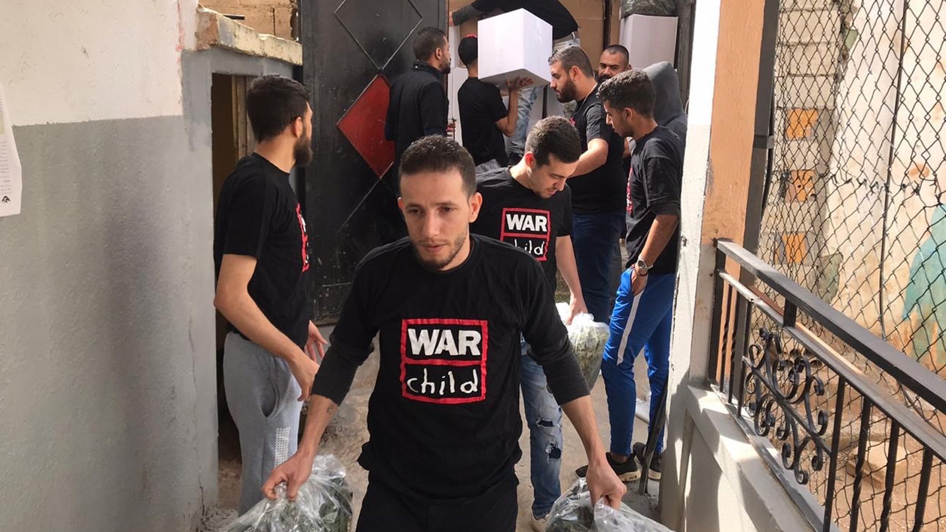 War Child Lebanon youth are handing out food package to help families through corona consequences