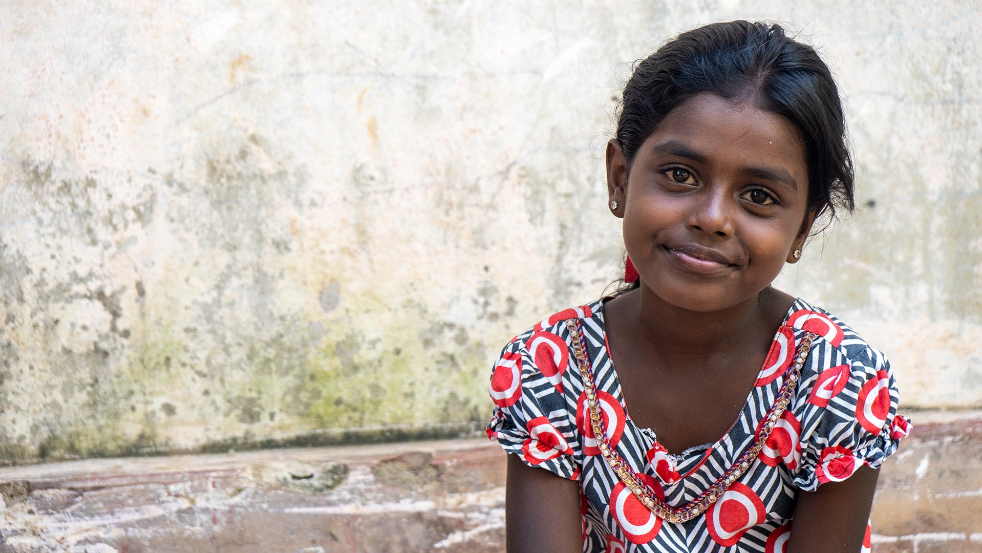 Meisje uit Sri Lanka kijkt camera in - War Child programma in Sri Lanka
