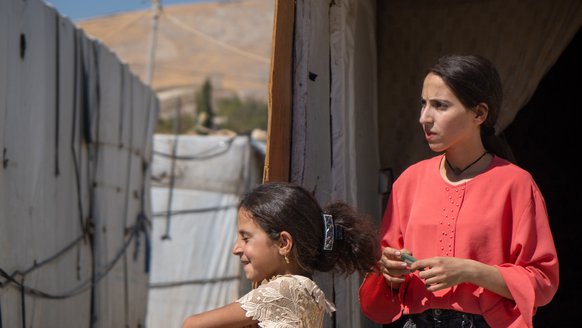 Gevluchte Aisha uit Syrie woont nu in een tentenkamp in Libanon waar ze nog steeds bang is voor oorlog