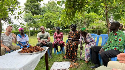 War Child NL directeur Ernst Suur bezoekt oud-deelnemers en hun familie in Oeganda