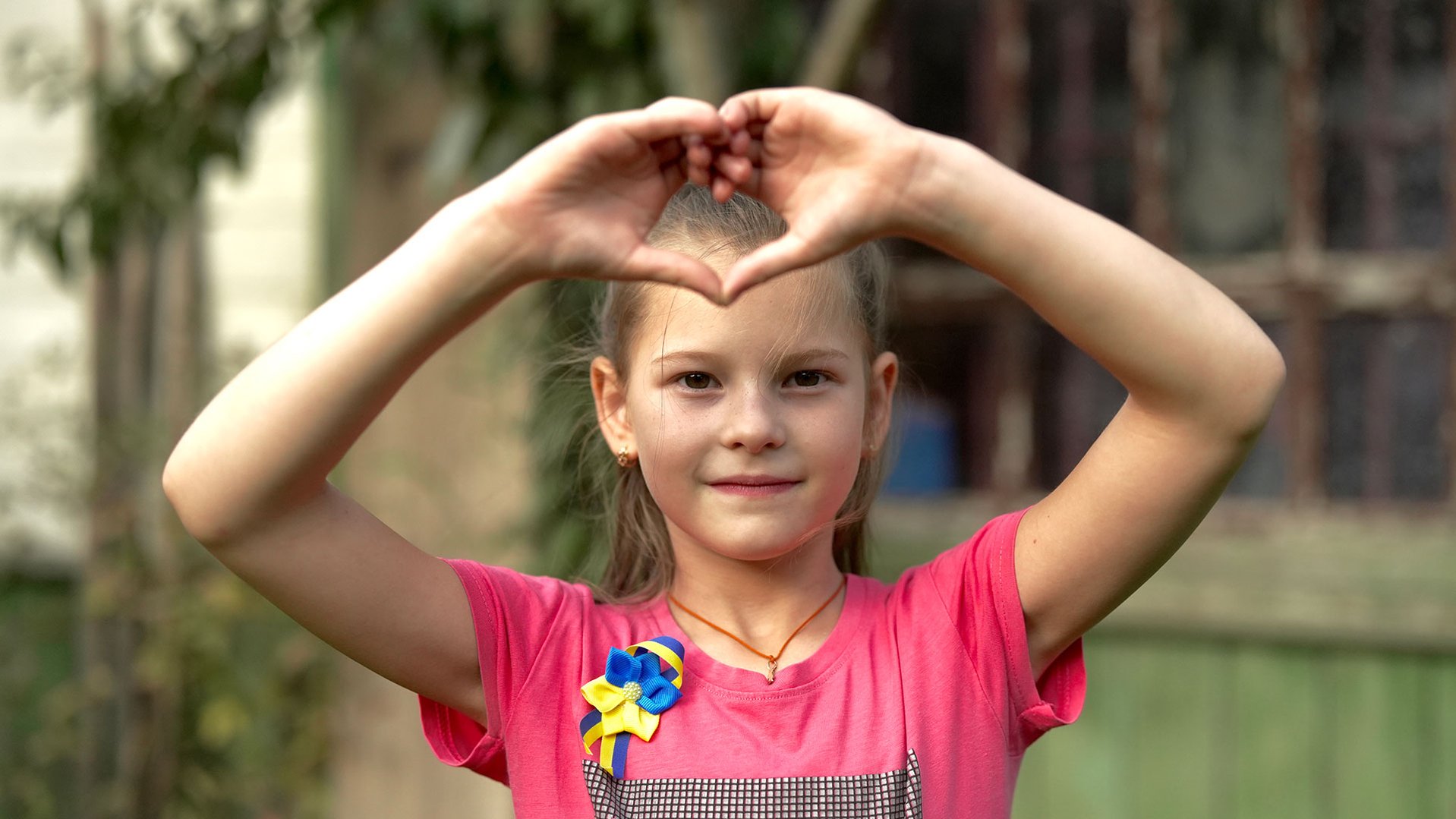 Natalya uit Oekraïne maakt een hartje met haar hand op onze veilige plek