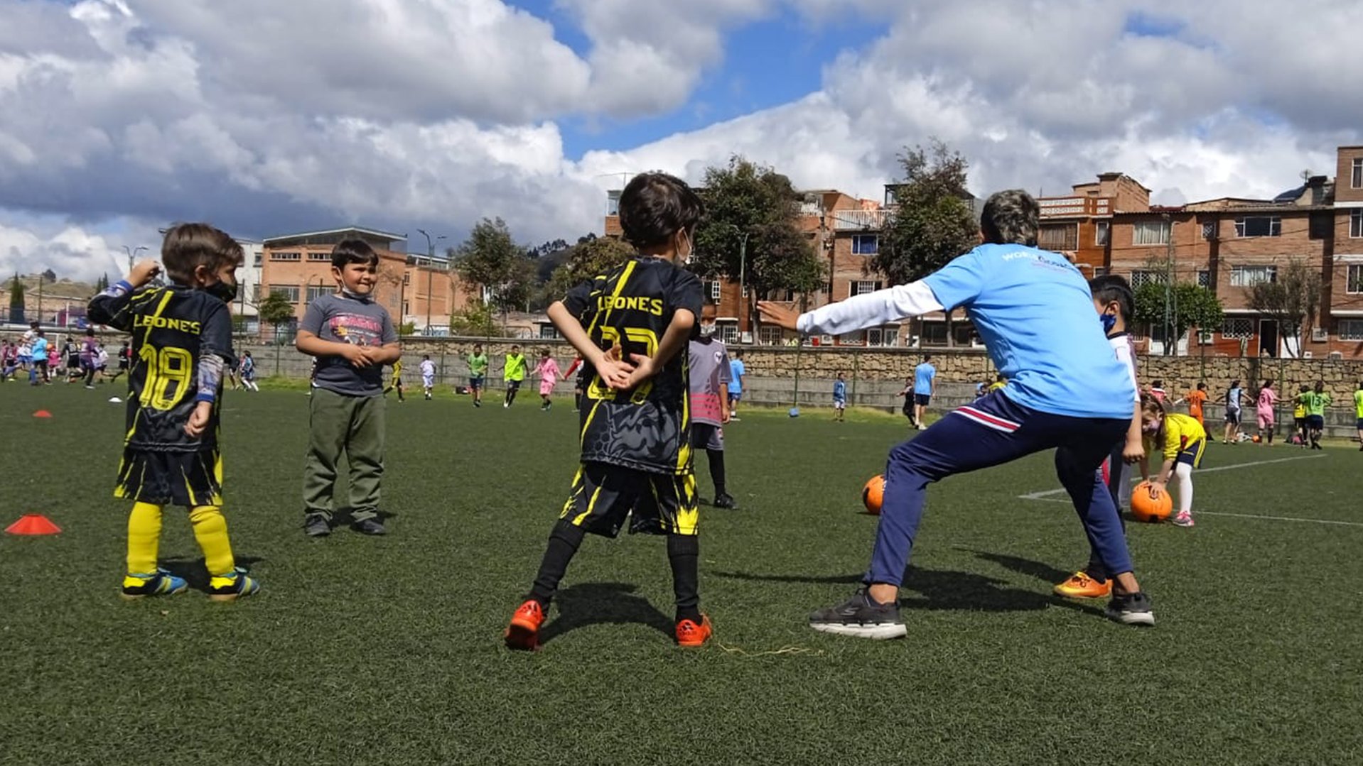 Voetbal verbindt. Daarom zet War Child samen met KNVB voetbal in om de situatie van Colombiaanse jongeren te verbeteren