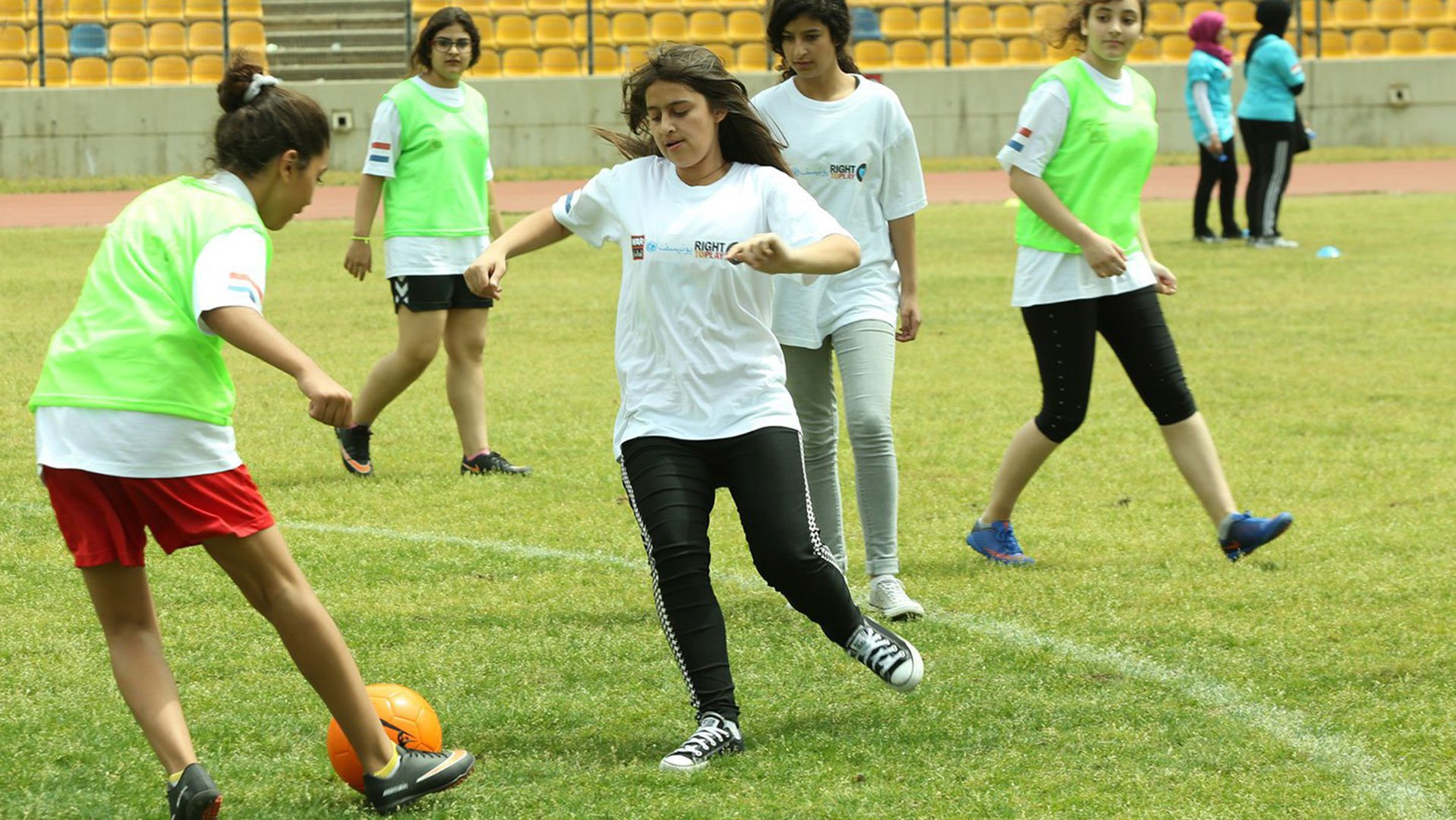 Meiden voetballen met SAHA in Libanon - War Child